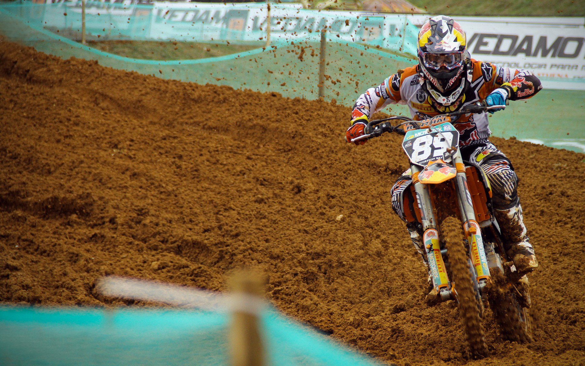 塔特的强力突破打破对方防线，袋鼠队获得致命反击机会